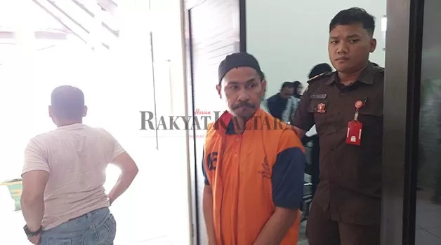 TANGGAPAN EKSEPSI: Andi Hamid alias Ami dibawa ke ruang tahanan Pengadilan Negeri Tarakan usai ikuti persidangan, Selasa (6/6).