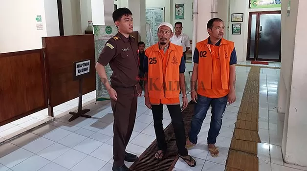 SIDANG TATAP MUKA: Dua terdakwa tindak pidana umum saat akan memasuki ruang persidangan di Pengadilan Negeri Tarakan, Selasa (6/6).