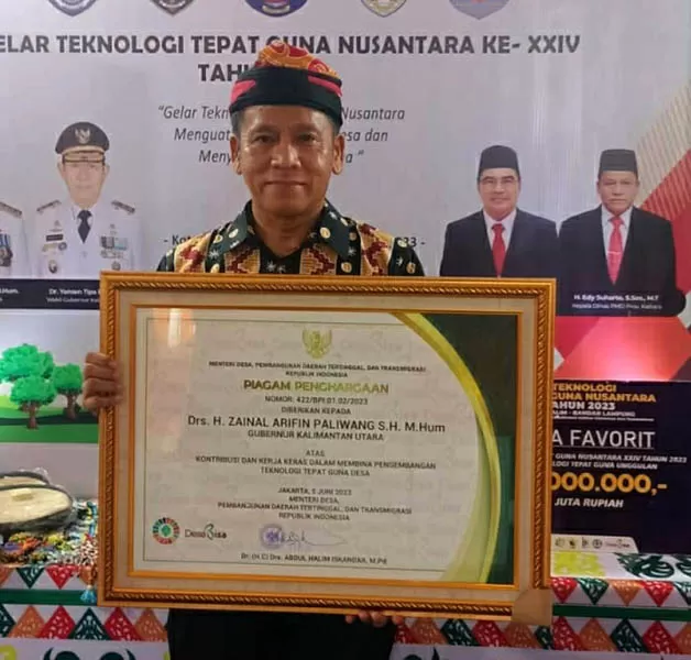 RAIH PENGHARGAAN: Mewakili Gubernur Kaltara Kepala DPMD Kaltara Edy Suharto saat memegang penghargaan dari Mendes PDTT Abdul Halim Iskandar pada pembukaan Gelar Teknologi Tepat Guna Nusantara (GTTGN) XXIV Tahun 2023 pada, Rabu (7/6) lalu.