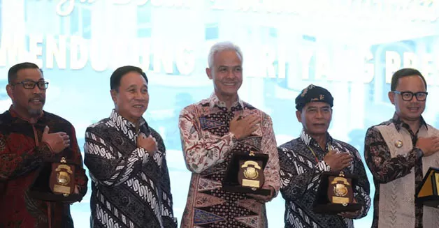 PENGHARGAAN: Gubernur Kaltara Drs H Zainal Arifin Paliwang SH, M.Hum (dua dari kanan) menerima penghargaan pada HUT ke-24 KBPP Polri di Gedung The Tribrata Dharmawangsa, Jakarta Selatan, Rabu (5/7).