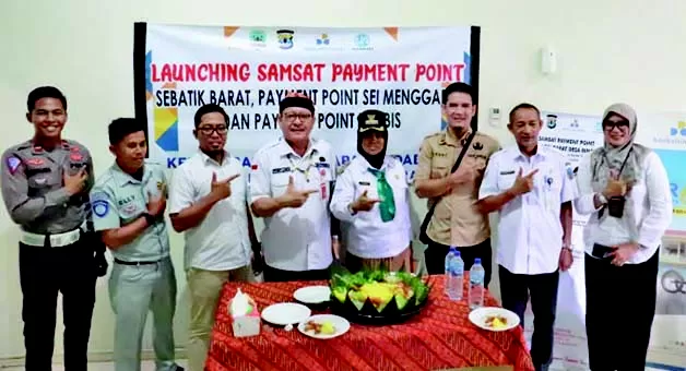 PAYMENT POINT: Kepala Bapenda Kaltara Tomy Labo (empat dari kiri) menghadiri peluncuran Samsat Payment Point di Sebatik Barat belum lama ini.