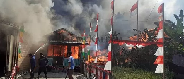KOBARAN API: Petugas Pemadam Kebakaran dibantu masyarakat berupaya memadamkan api yang sudah melahap lima rumah di Jalan Kasimuddin, Tanjung Palas, Selasa (5/9).
