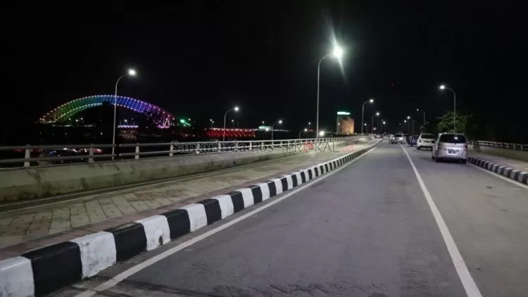 Jembatan Mahakam IV saat malam.
