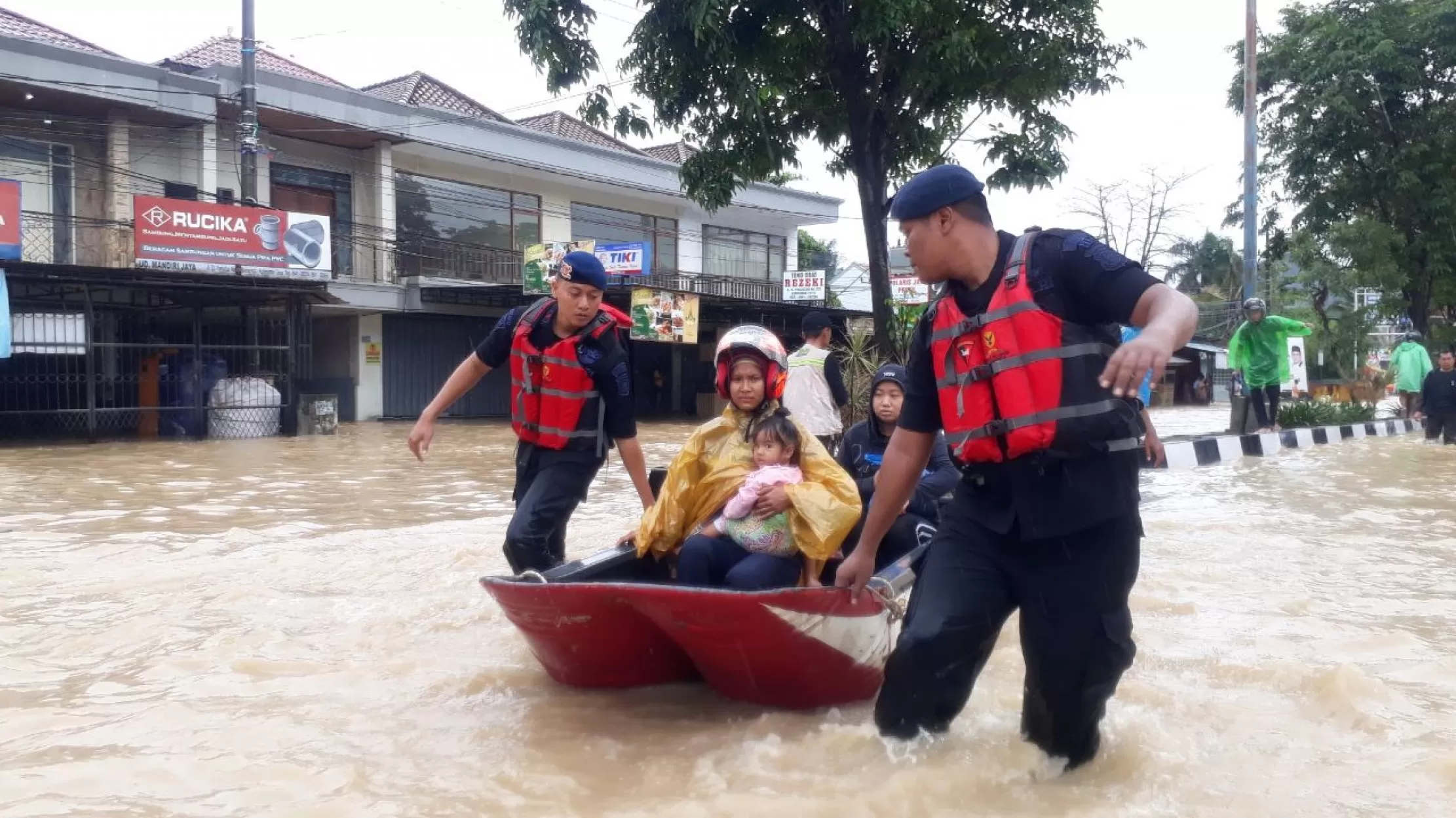 Dari data yang dihimpun, 21 jalan utama dan pinggir kota tergenang banjir dengan ketinggian antara 20 cm hingga 60 cm. Banjir terparah terjadi di Jalan DI Pandjaitan yang merupakan akses utama menuju Bandara APT Pranoto, Sungai Siring.