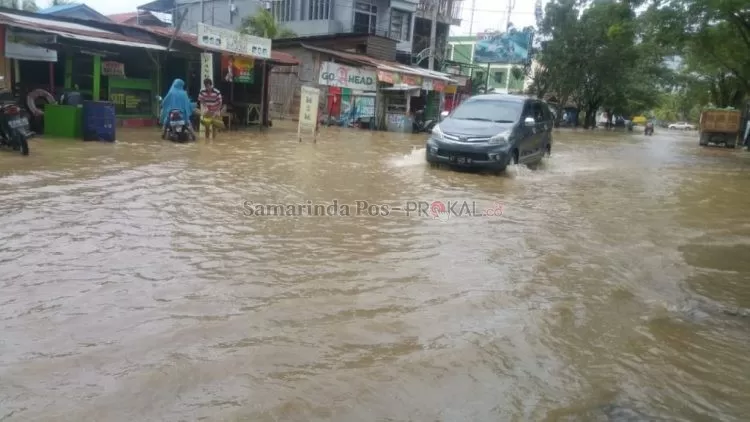 Jalan KH Samanhudi ikut terendam. Apalagi di Jalan Lambung Mangkurat.