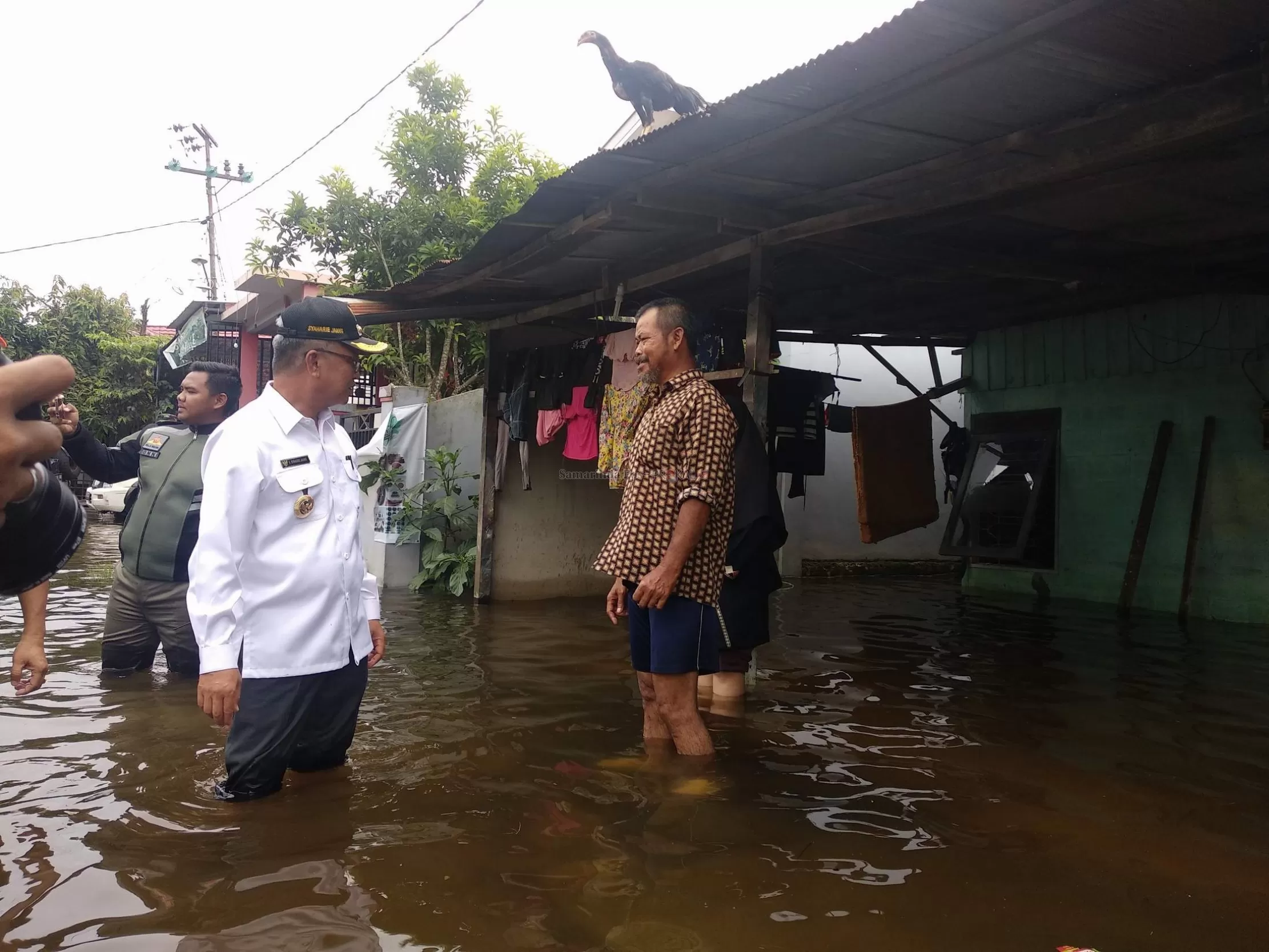 Syaharie Jaang meninjau banjir di Bengkuring.