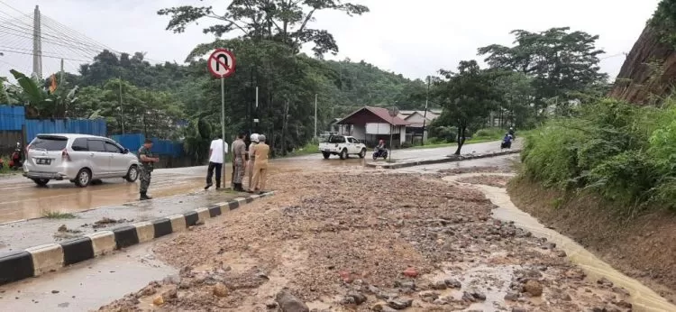 Akses Jalan Pattimura, Kelurahan Mangkupalas, Samarinda Seberang. Bukit yang berada di pinggir jalan biasa disebut tikungan Miramar, tepat di depan lokasi perusahaan PT Teluk Bajau, kembali runtuh.