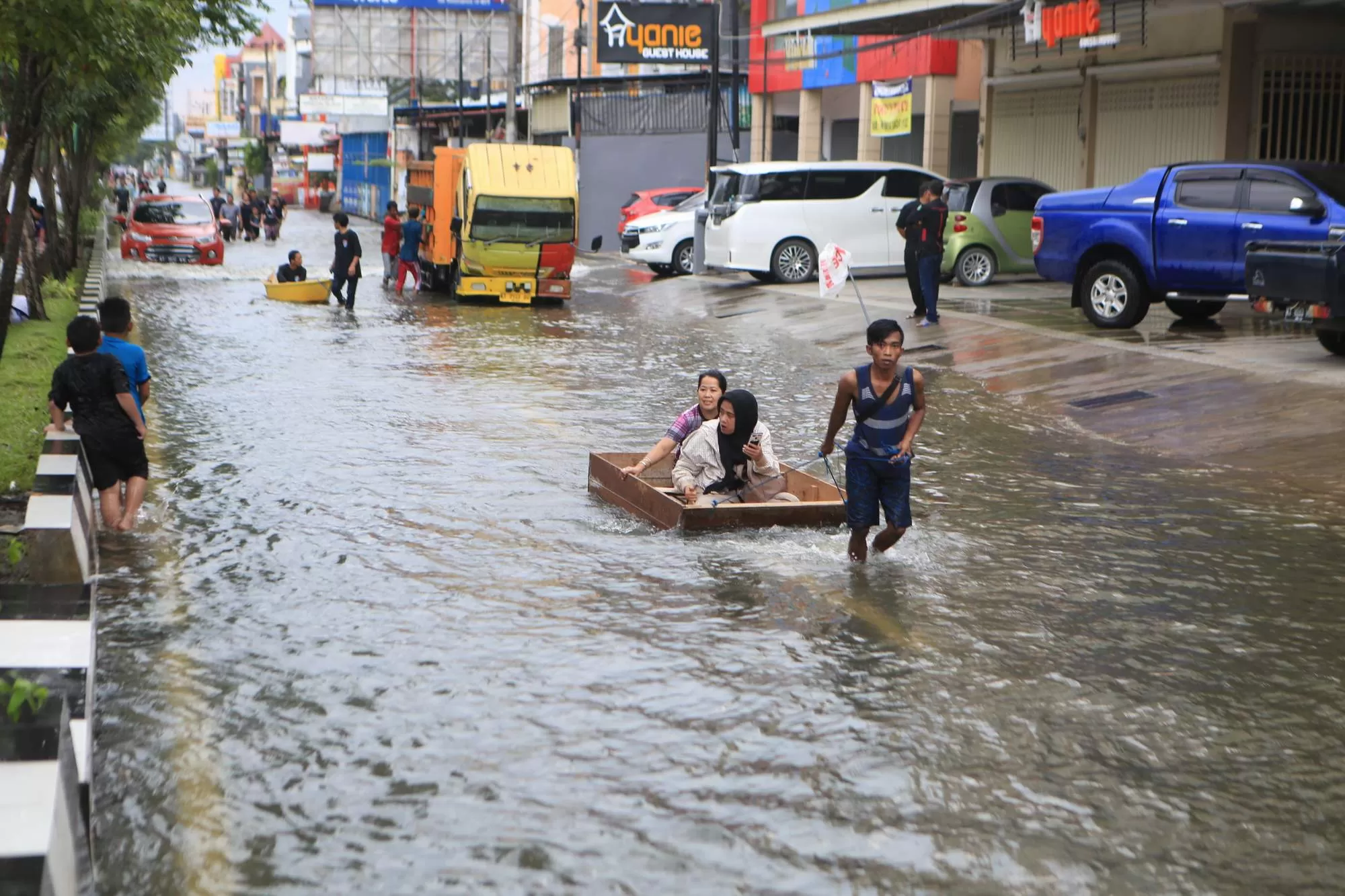 Belasan ribu warga Samarinda yang terdampak banjir harus lebih bersabar. Memasuki hari kelima, Pemkot Samarinda belum juga mengeluarkan status tanggap darurat.