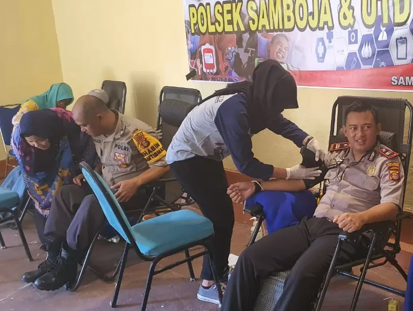 DONOR DARAH. Kapolsek Iptu Reza Pratama R Yusuf bersama anggotanya dan sejumlah warga mendonorkan darah untuk diserahkan ke RSUD Abadi, Kecamatan Samboja, Jumat (17/1). (idin/sapos)