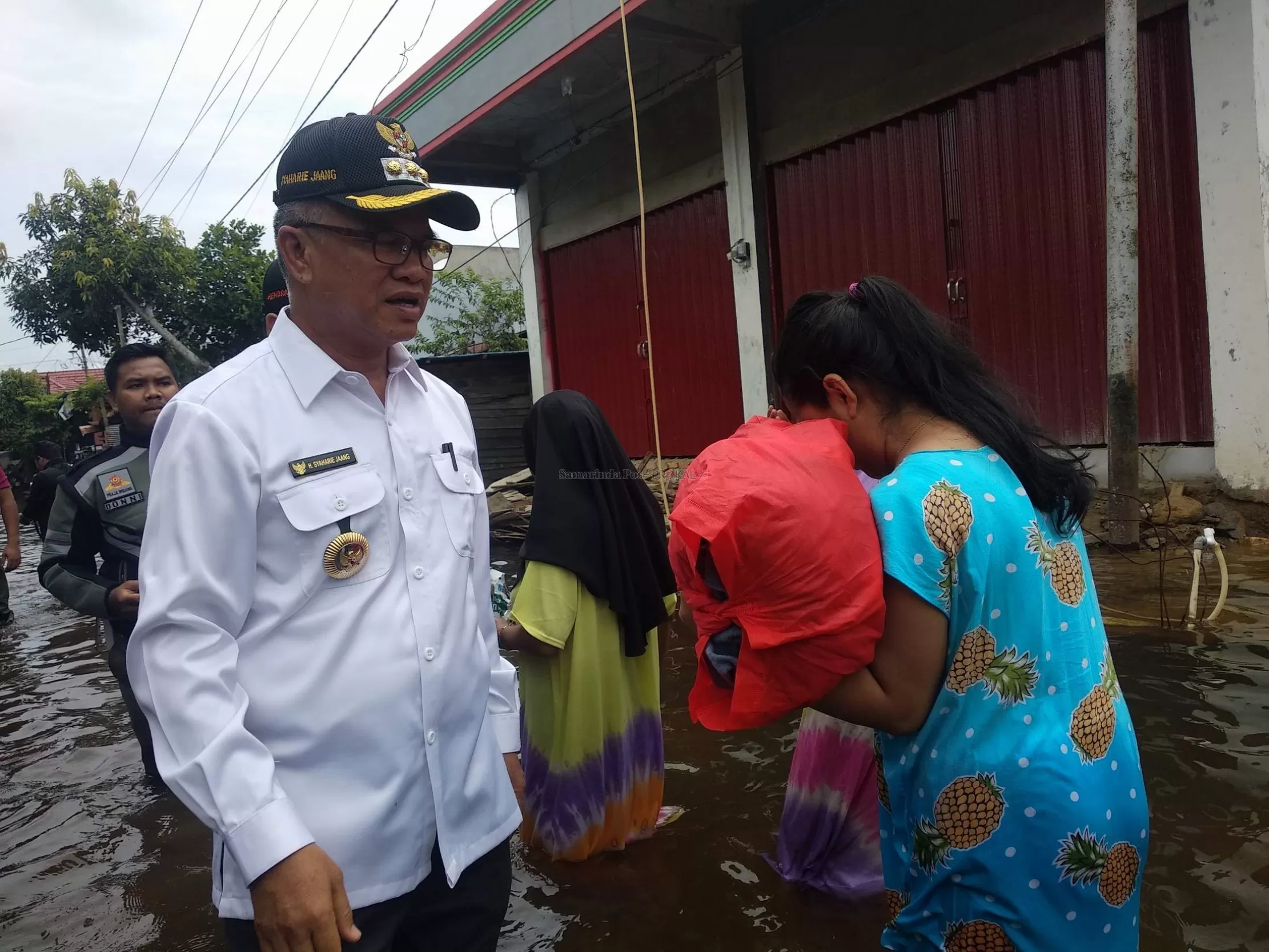 Walikota Syaharie Jaang saat mengunjungi korban banjir.