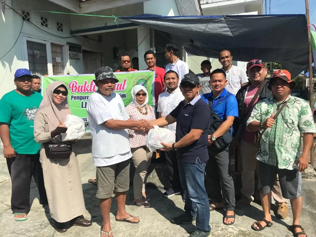 KETUA INI/PPAT Kota Samarinda Wawan Syahrani beserta rombongan notaris/PPAT menyerahkan bantuan untuk korban banjir ke posko di Jalan Pakis Merah RT 45 Bengkuring. (linda/sapos)