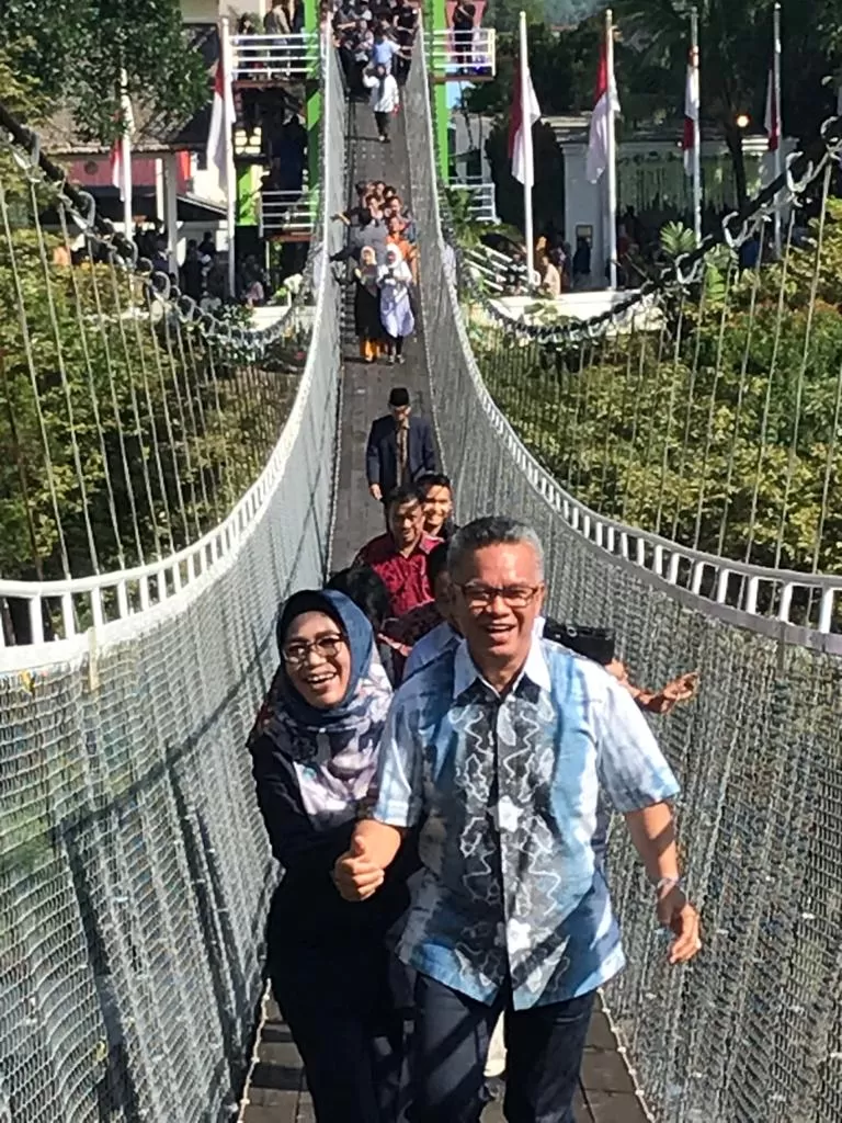 DIJAMIN AMAN. Jembatan gantung di Taman Wisata Mesra sudah sangat teruji keamanannya. Taman di sekitar Hotel Mesra ini masih dibuka gratis untuk umum selama masa promosi. (LINDA)