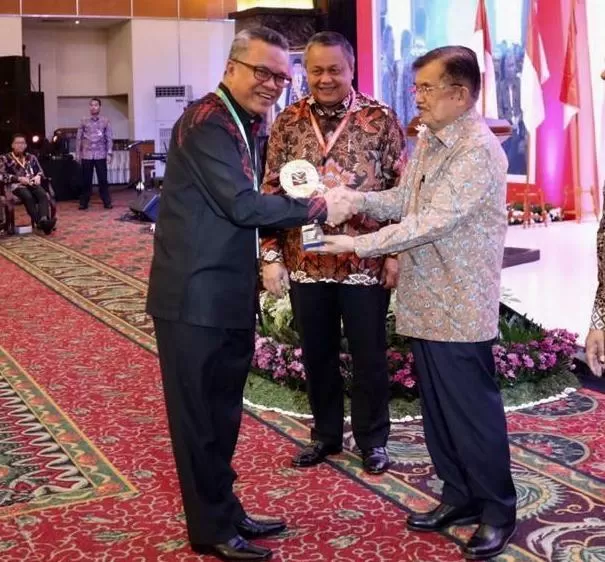 WALI KOTA. Menerima TPID Award untuk ketiga kalinya yang diserahkan Wapres Jusuf Kalla