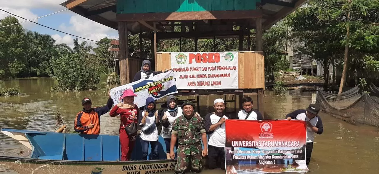 SALURKAN BANTUAN. Relawan Sahabat 22 dan mahasiswi Fakultas Hukum Untar Jakarta menyerahkan bantuan makanan untuk korban banjir di Perumahan Griya Mukti, kemarin (19/1). IST