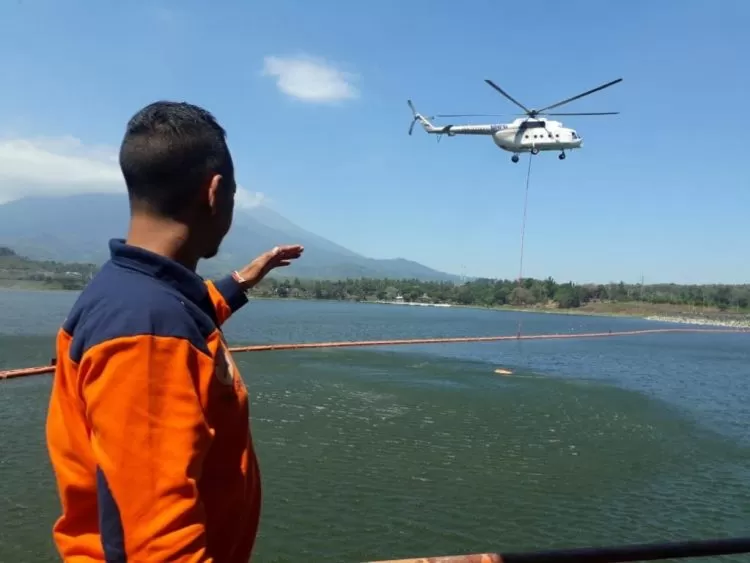 ilustrasi helikopter yang biasa melakukan  peninjauan udara dan penanggulangan bencana.