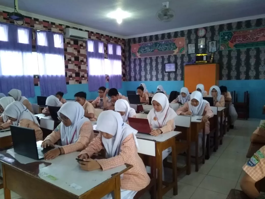 MAKSIMALKAN TEKNOLOGI. Sudah tiga tahun terakhir, para pelajar di MTs Labbaika menggunakan handphone dan laptop untuk mengerjakan soal-soal ujian semester. (IST)