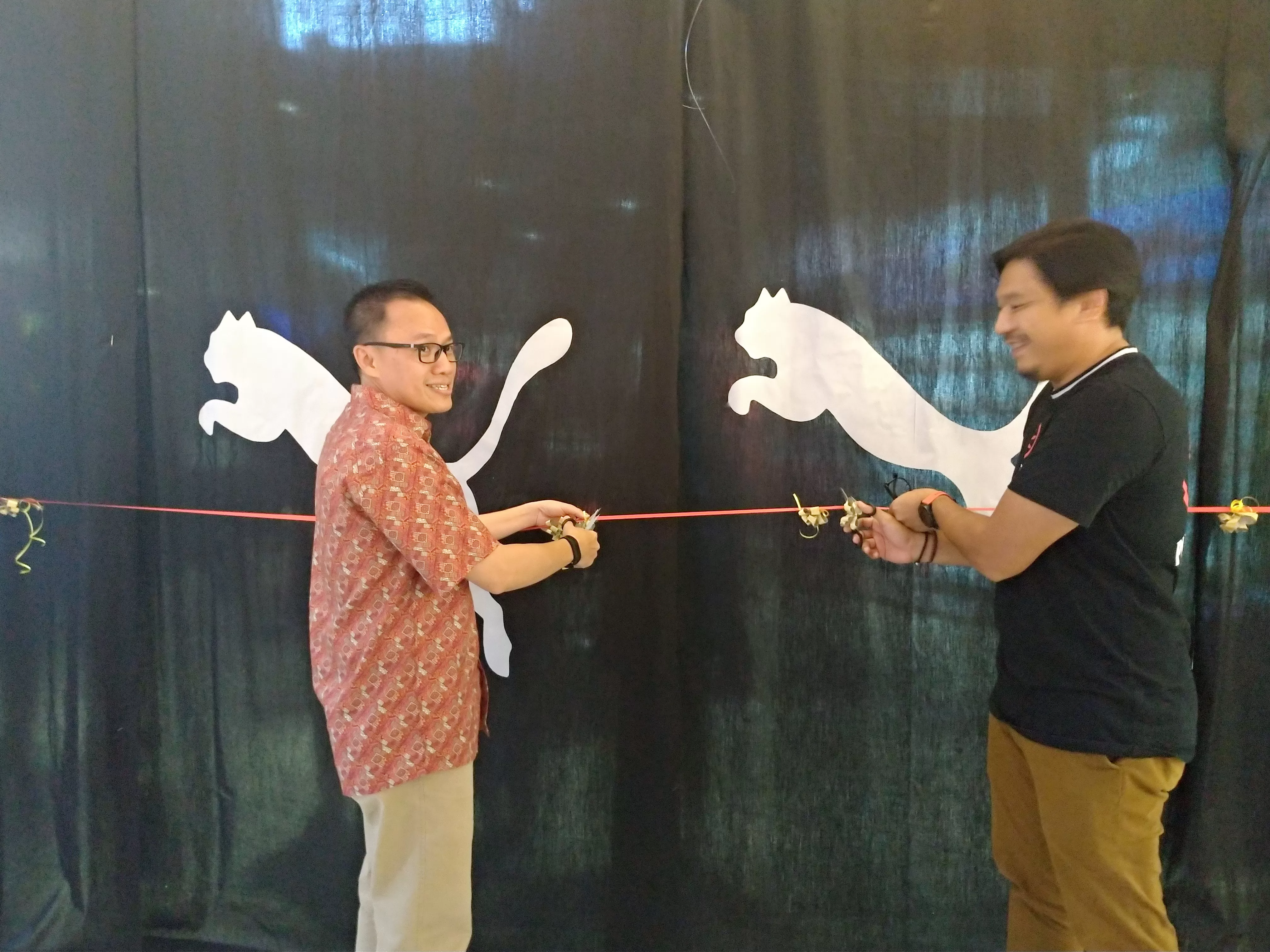 PUMA STORE. Country Manager Puma Indonesia Achyat Rachman bersama owner Puma BIG Mall Sucipto, menggunting pita menandai pembukaan gerai kedua di Samarinda. RIZAL/SAPOS
