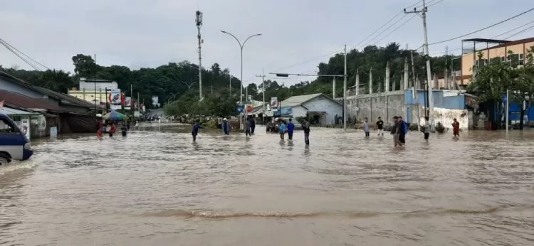 Banjir di Simpang Jalan APT Pranoto, Kecamatan Loa Janan Ilir