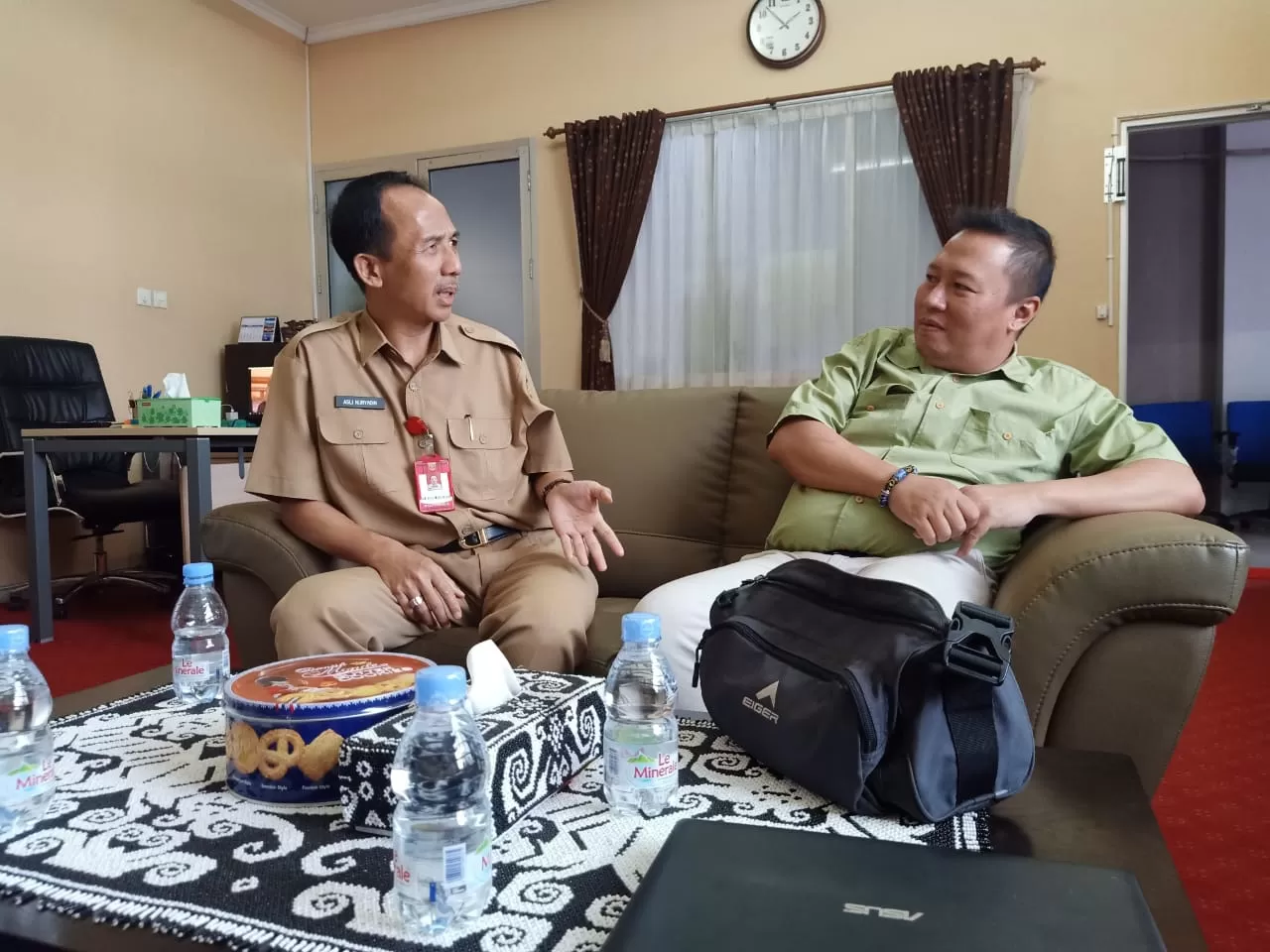 AKRAB. Kepala Disdik Kota Samarinda Asli Nuryadin berbincang santai bersama Direktur Samarinda Pos Dimas Didda Satriya, kemarin (10/2).