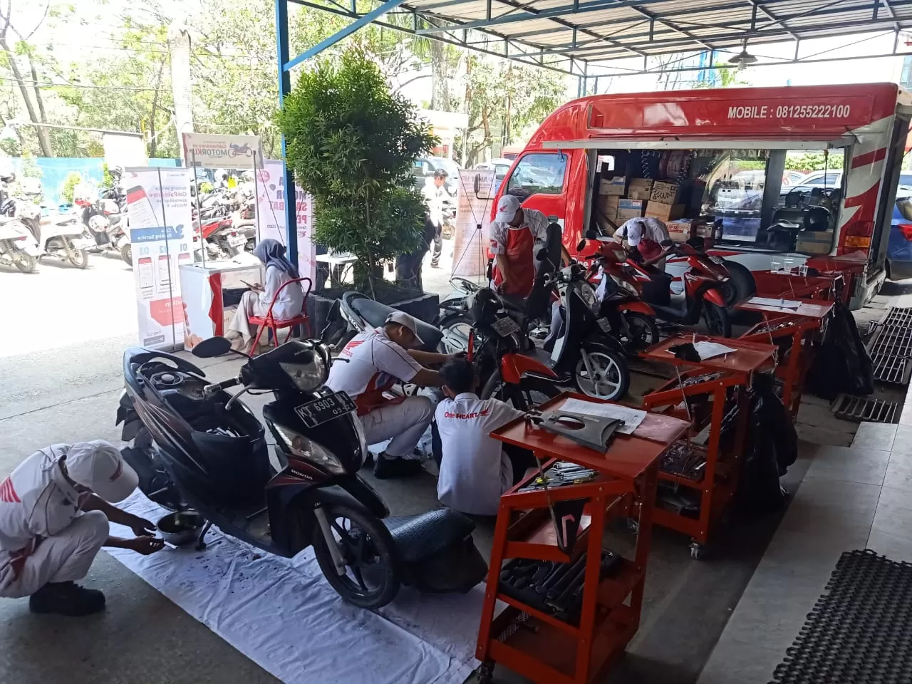 SERVICE GRATIS. Sebanyak 70 motor karyawan media di Samarinda mendapatkan service dan ganti oli gratis. IST