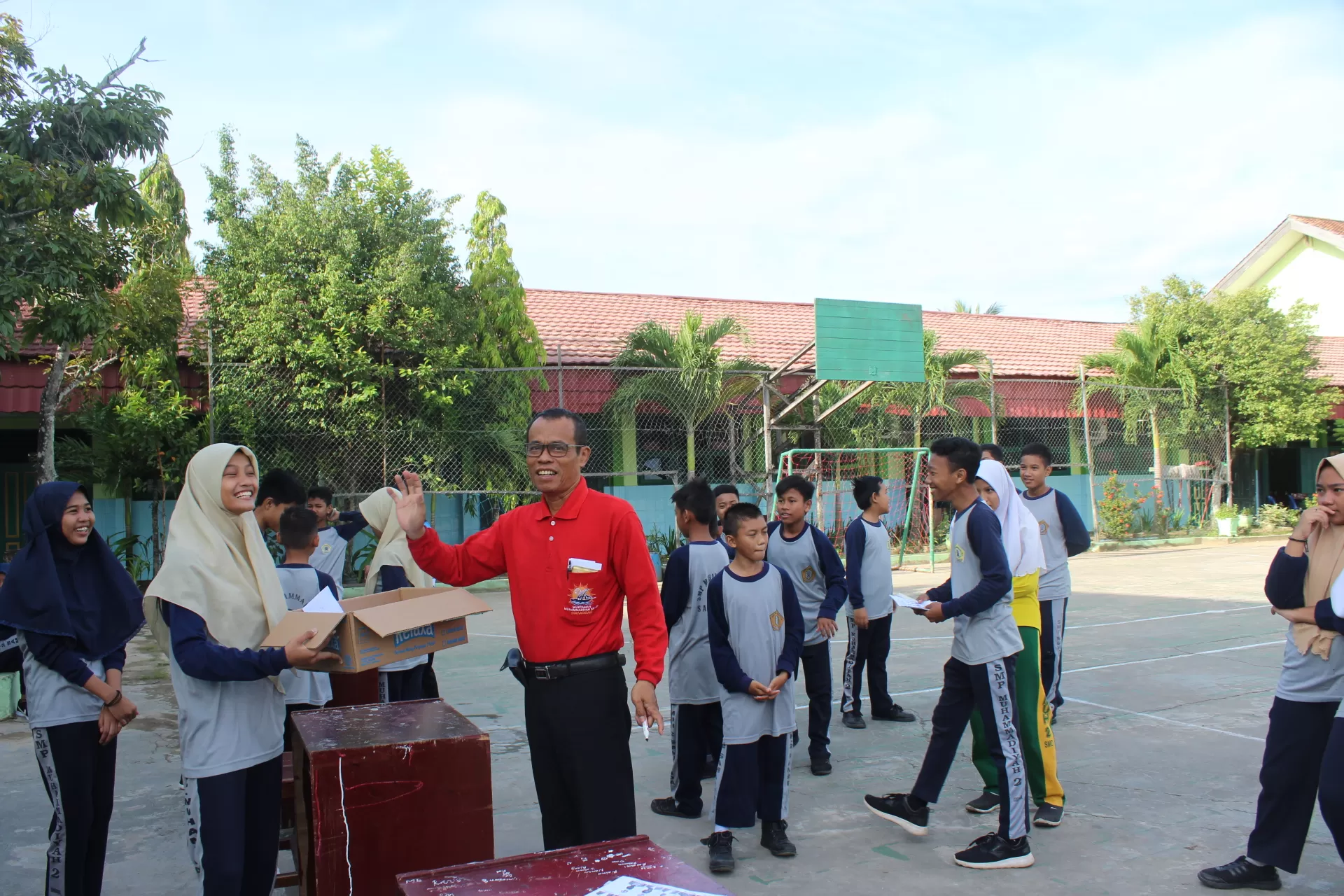 PEMILIHAN IPM. Kepala SMP Muhammadiyah 2 Basri usai memberikan suara untuk pemilihan Ketua IPM periode 2020/2021. IST