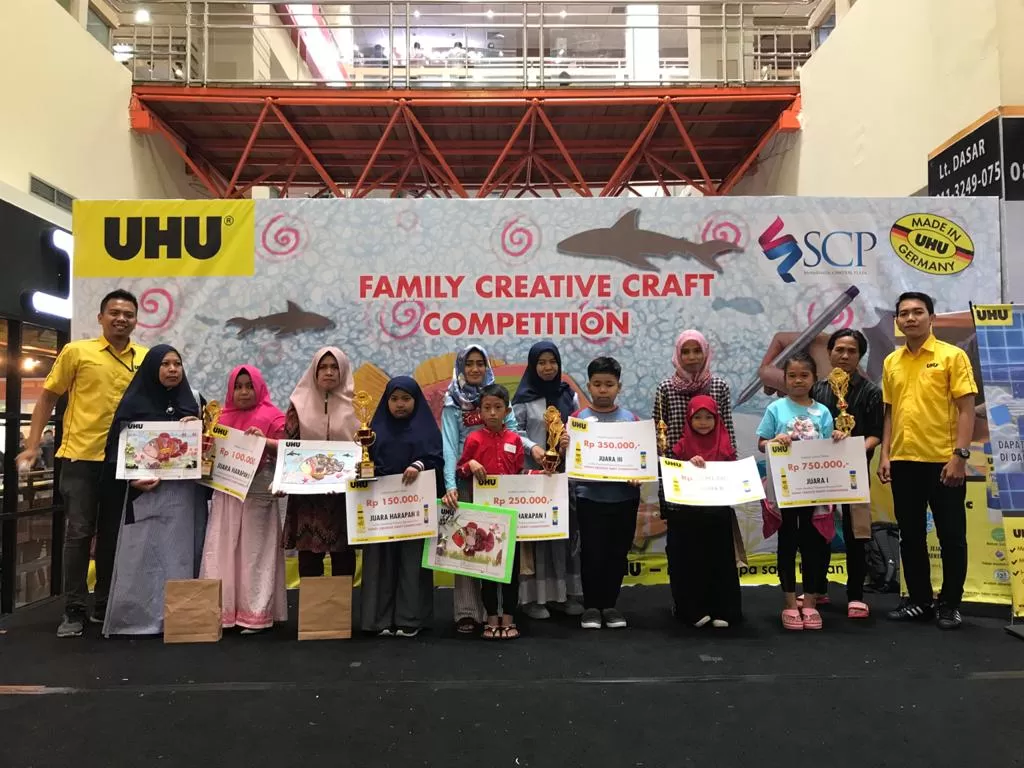 KREATIF. Perwakilan UHU Indonesia bersama para juara Family Creative Craft Competition yang diadakan di BIG Mall.