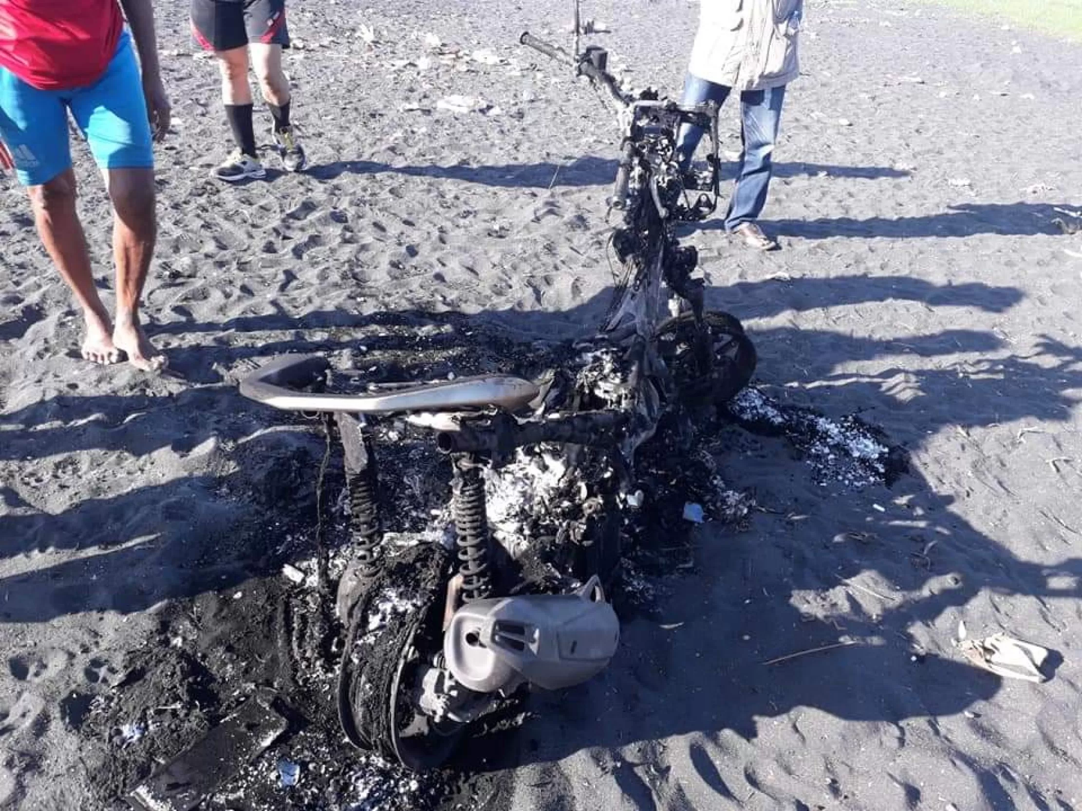TERBAKAR : Sebuah sepeda motor Yamaha Nmax terbakar di Pantai Siyut, Desa Tulikup, Kecamatan Gianyar, Sabtu (15/2).