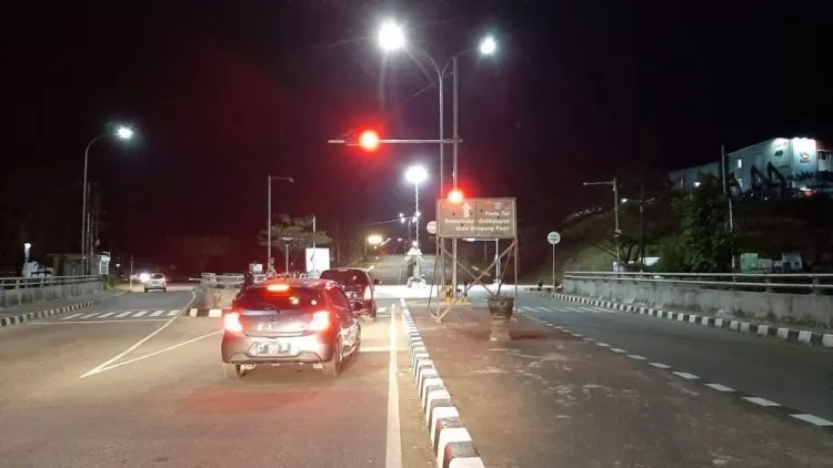 khirnya traffic light simpang empat Jembatan Mahkota II difungsikan sejak Sabtu (14/3) lalu.
