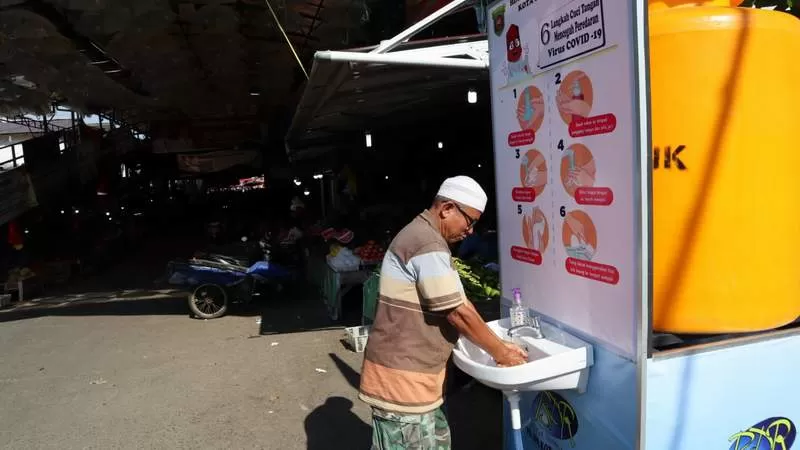 Demi pencegahan penyebaran Coronavirus Disease 2019 (Covid-19), Pemkot Samarinda melalui Dinas Perdagangan (Disdag) menyediakan wadah mencuci tangan di setiap pasar tradisional di Kota Tepian.