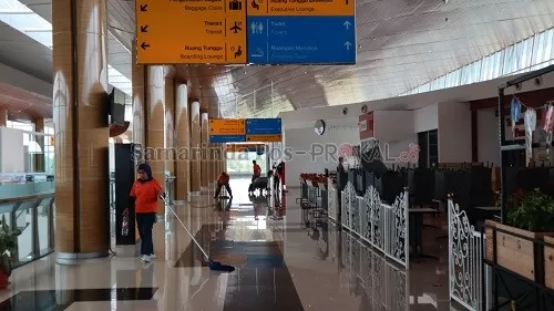 Bandara APT Pranoto tampak sepi.