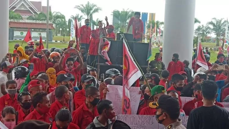 Demo menolak omnibus law di DPRD Kutim.