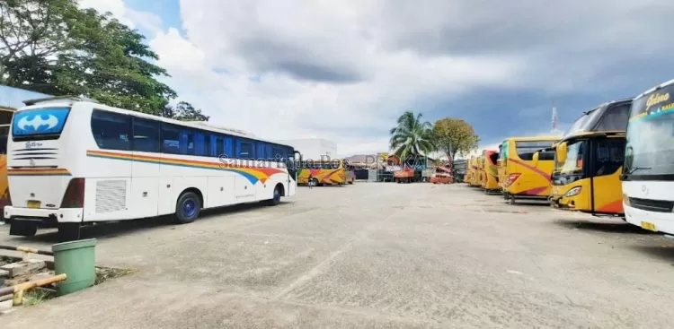 Puluhan bus yang parkir di terminal Samarinda Seberang.
