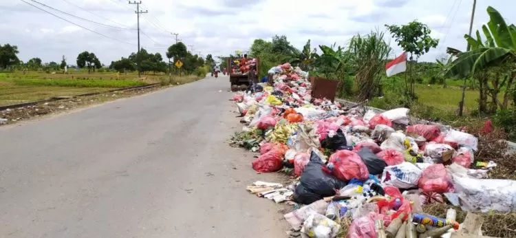 Tumpukan sampah di pinggir jalan di Sindang Sari, Sambutan.