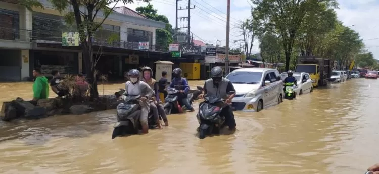 Jalan DI Panjaitan yang selalu banjir.