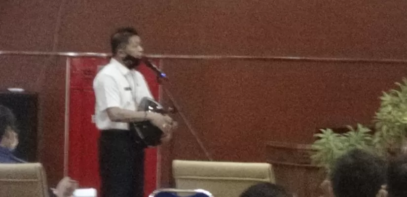 Kepala Satpol PP Kutim Didi Herdiansyah curhat kepada pada Pjs Bupati Kutim Jauhar Efendi.