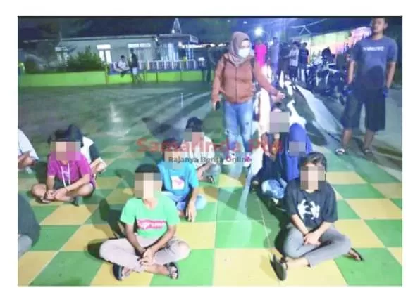 Sekelompok bocah yang kedapatan ngelem di Samarinda Seberang.