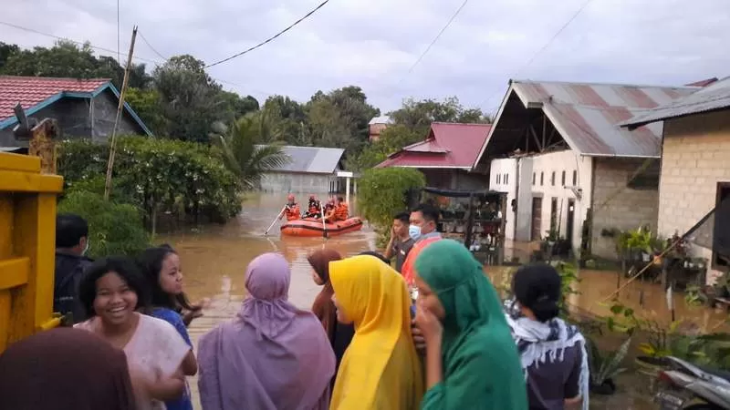 LANGGANAN BANJIR: Sejumlah titik di Bontang sempat tergenang banjir saat turun hujan beberapa hari lalu. Petugas mengerahkan perahu karet untuk mengevakuasi warga.