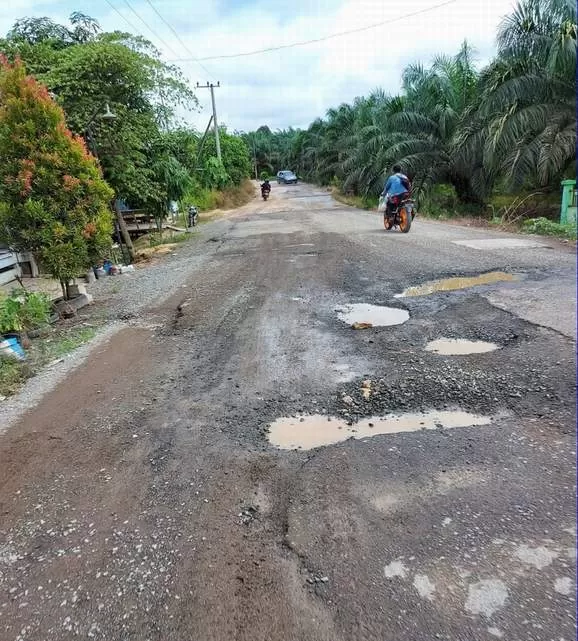 RUSAK PARAH: Kondisi jalan poros Kampung Labanan Makarti-Pandan Sari rusak parah.