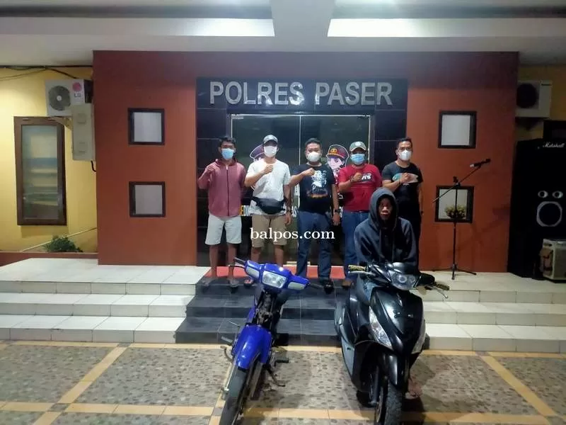 DITAHAN: Pelaku penggelapan sepeda motor, WI (depan) dan barang bukti, diamankan di Polres Paser