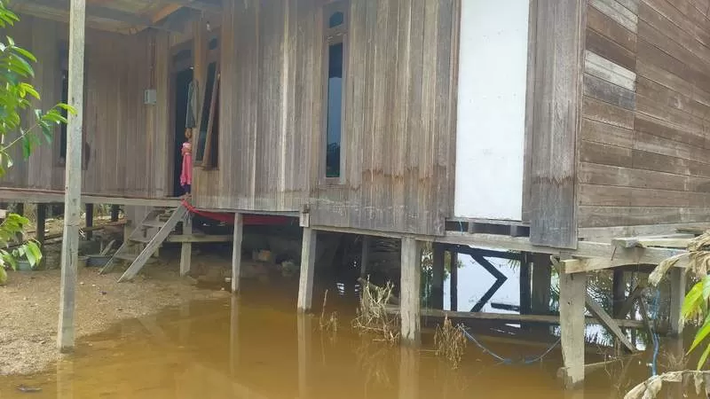 SISA GENANGAN: Bupati Sri Juniarsih meminta BPBD Berau membantu warga membersihkan sisa endapan lumpur pasca-banjir.