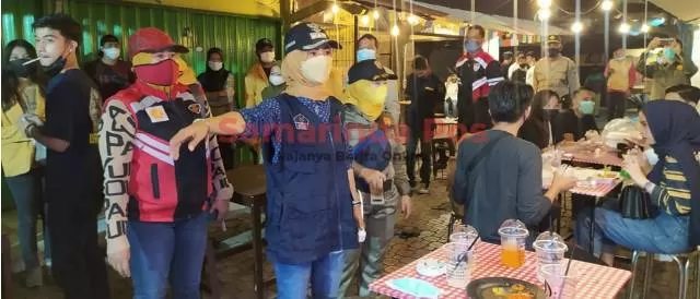 Anis Siswantini, Camat Samarinda Kota memimpin penutupan cafe yang langgar prokes.