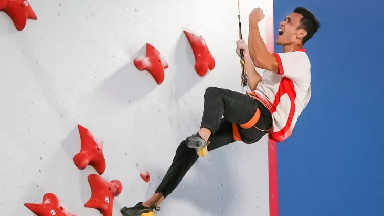Atlet Indonesia Veddriq Leonardo merayakan keberhasilannya menjadi juara IFSC Climbing World Cup di Swiss. (Olympics.com)