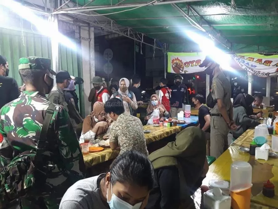 SAMBANGI WARUNG MAKAN. Tim Satgas Covid-19 memperingatkan pengusaha kafe dan warung makan agar tetap mematuhi prokes.