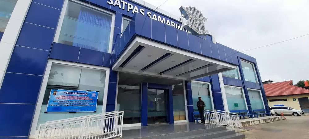 GANGGUAN. Spanduk imbauan mengenai gangguan layanan pembuatan SIM, dipasang di depan gedung Satpas Polresta Samarinda.OKE/SAPOS