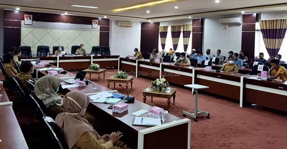 TUNTUT KEADILAN: Masyarakat Desa Modang dan Pasir Mayang, Kecamatan Kuaro menuntut pemerintah daerah membantu penyelesaian lahan HGU milik perusahaan, Senin (2/8).