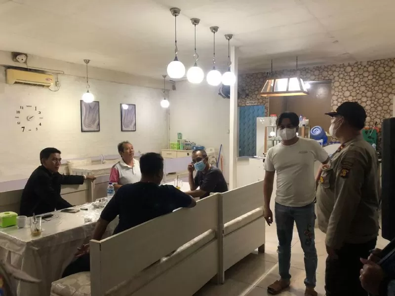 PASRAH: Sejumlah pengunjung kedapatan tidak mengenakan masker saat digelar Operasi Yustisi Covid-19, Sabtu (9/10) malam.