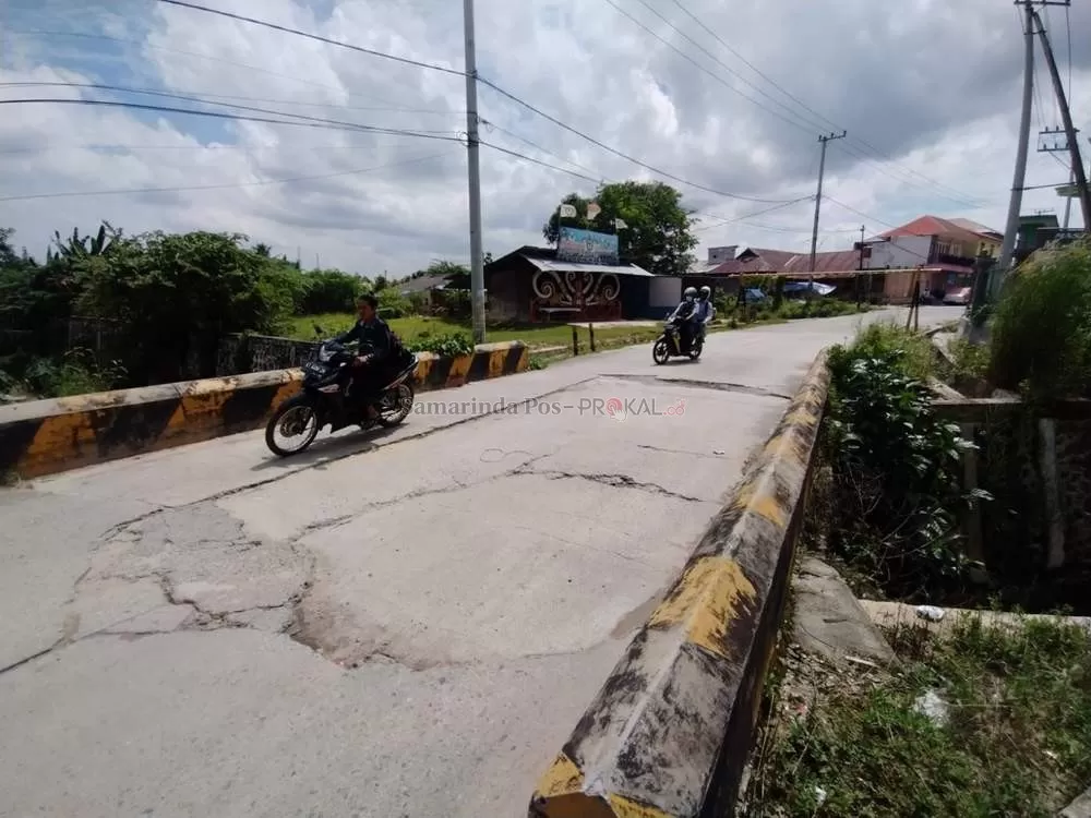 Secara teknis, kekuatan jembatan di Jalan Pontianak sudah tidak layak dilintasi kendaraan dengan beban berat. Sewaktu-waktu bisa saja ambruk.