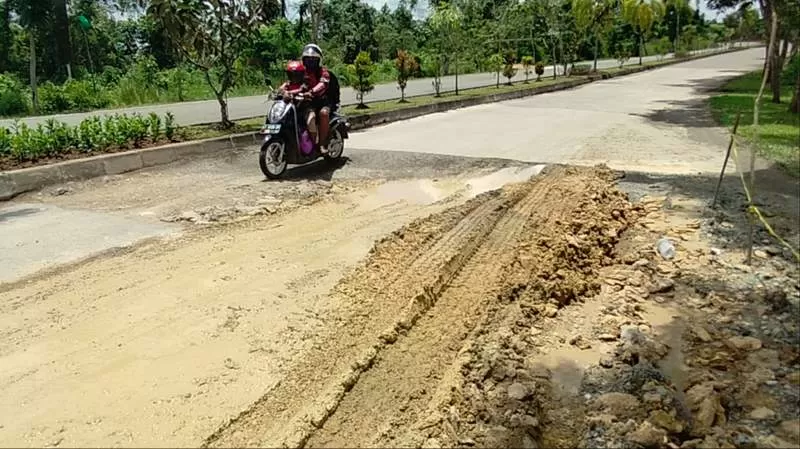 DIPADATKAN: Jalan Soekarno-Hatta rusak karena dilintasi kendaraan bermuatan berat milik perusahaan.