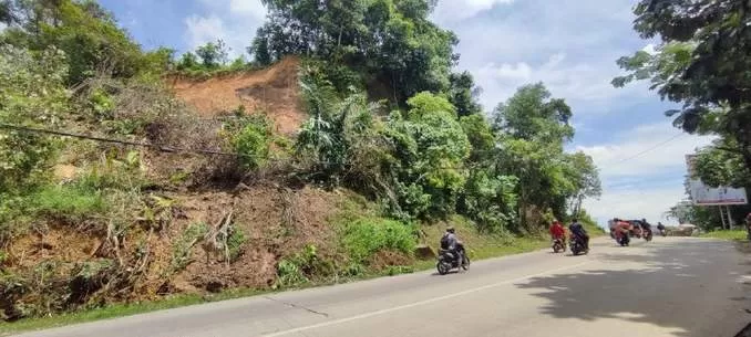 MENGKHAWATIRKAN. Kondisi longsor di Gunung Manggah, Jalan Otto Iskandardinata yang membuat warga sekitar waswas.