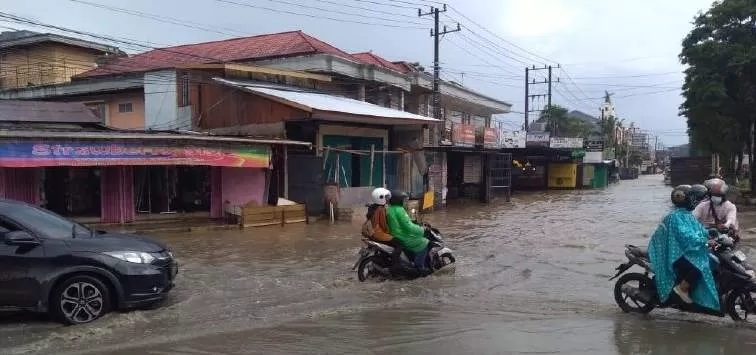 KEMBALI “CALAP”. Banjir di Jalan DI Pandjaitan membuat aktivitas warga terganggu, kemarin.